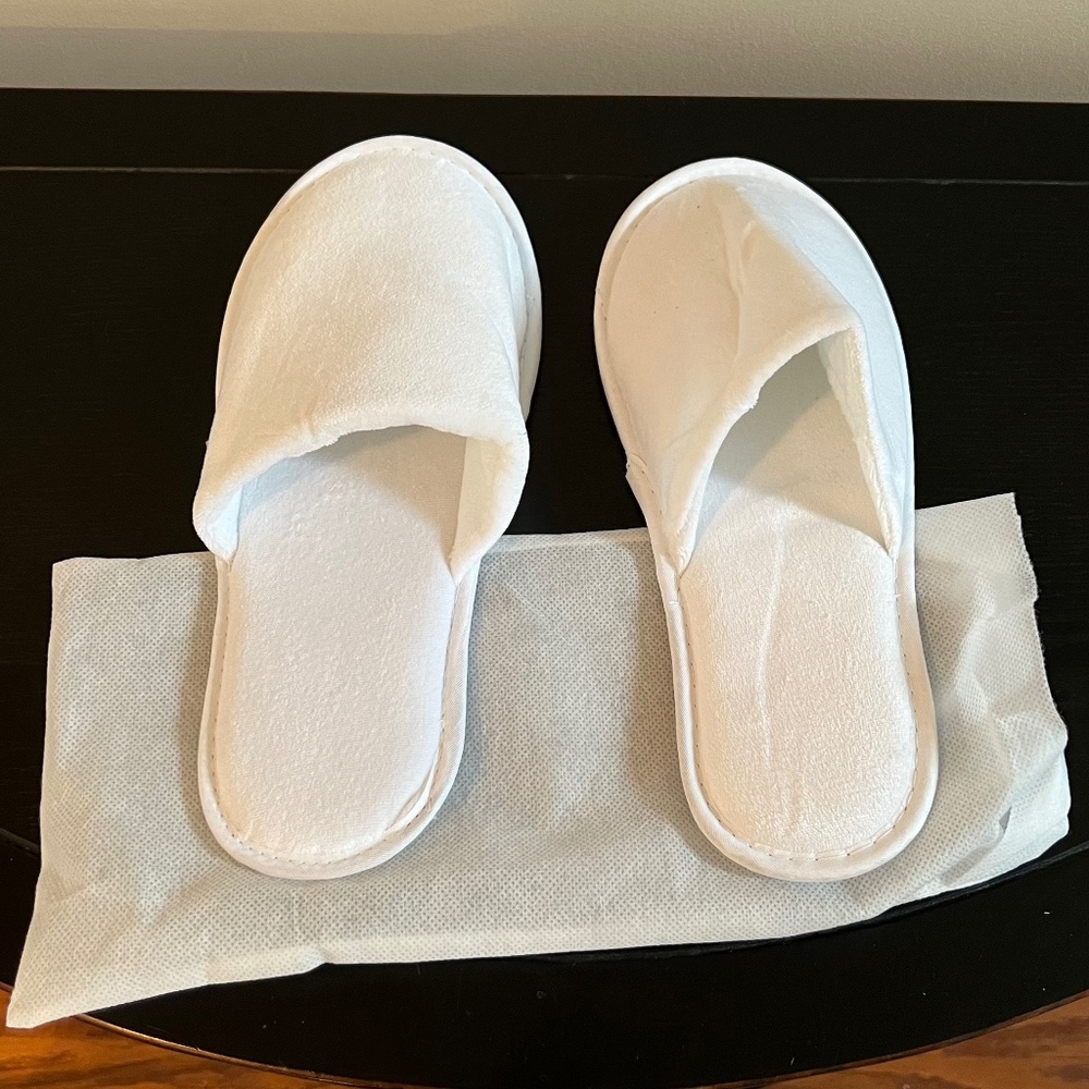 NEW!  Unisex - One Size - Unbranded White Hotel Slippers with Storage/Cover/Bag